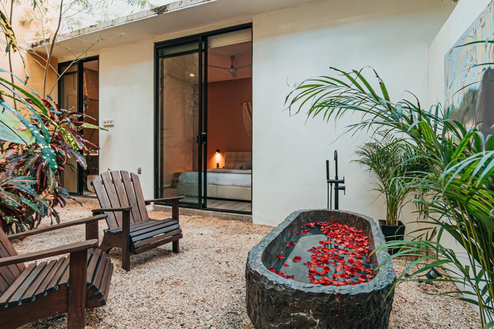 Dreams 4br Private Pool, Hot Tub, Patios Apartment *